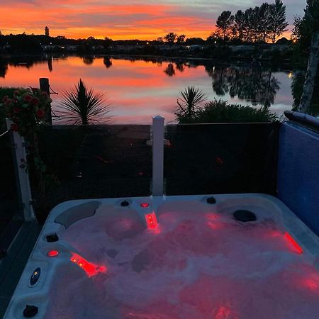 Meridian Tattershall Lakes Escape - Lakeside Lodge Caravan With A Fishing Peg Luxury Hot Tub Екстериор снимка