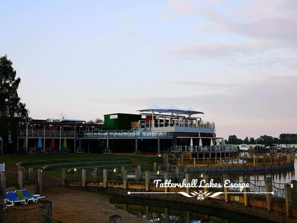 Meridian Tattershall Lakes Escape - Lakeside Lodge Caravan With A Fishing Peg Luxury Hot Tub Екстериор снимка