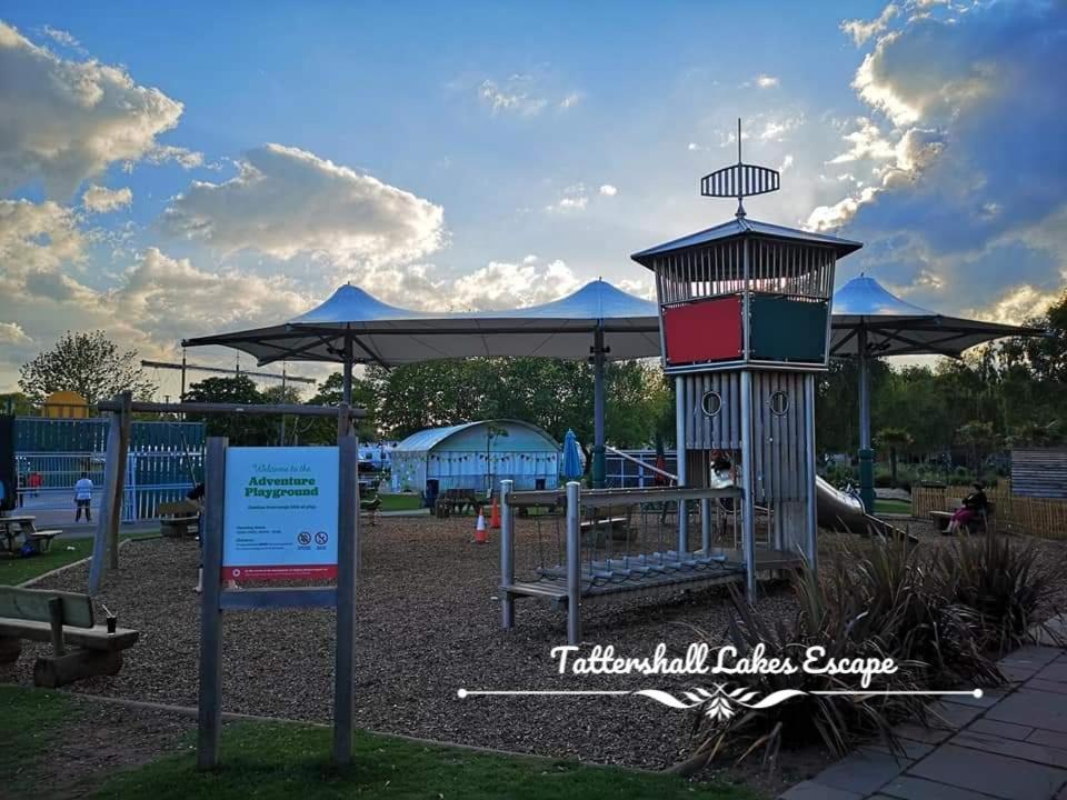 Meridian Tattershall Lakes Escape - Lakeside Lodge Caravan With A Fishing Peg Luxury Hot Tub Екстериор снимка