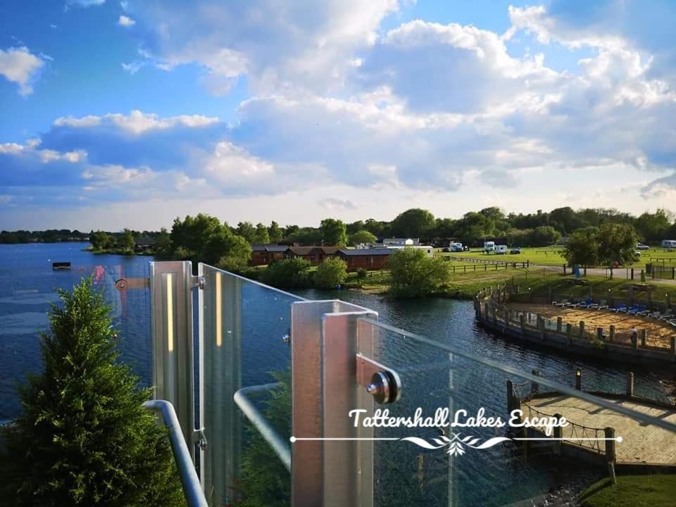 Meridian Tattershall Lakes Escape - Lakeside Lodge Caravan With A Fishing Peg Luxury Hot Tub Екстериор снимка