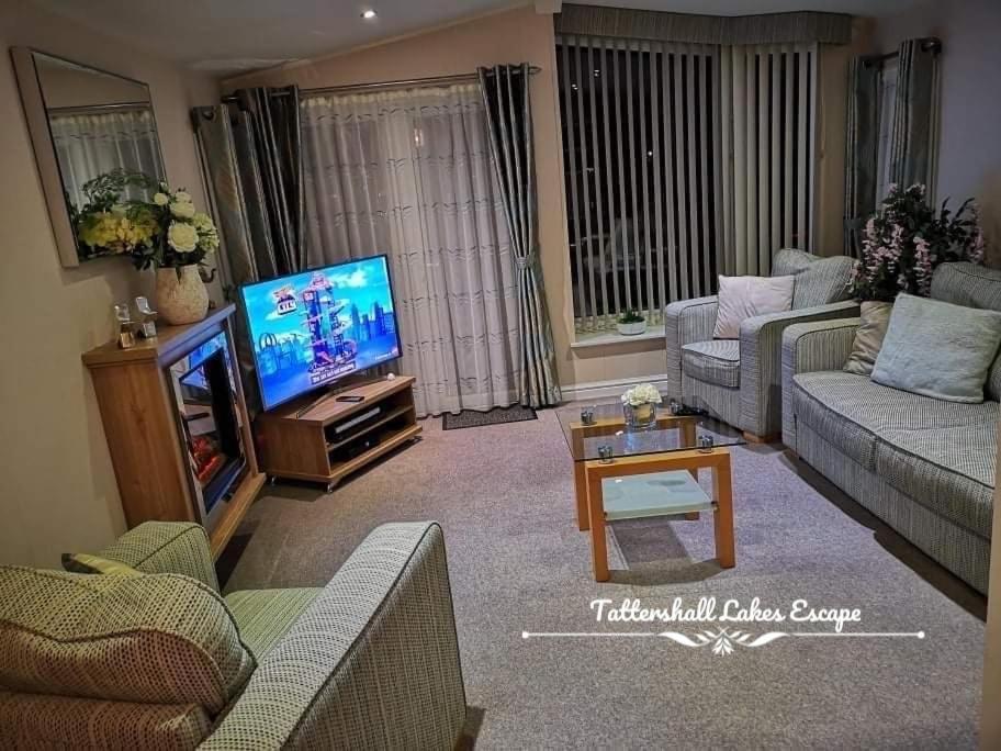 Meridian Tattershall Lakes Escape - Lakeside Lodge Caravan With A Fishing Peg Luxury Hot Tub Екстериор снимка