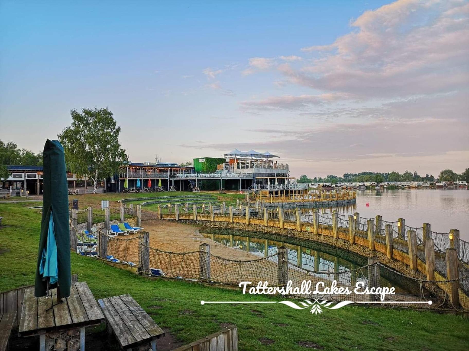 Meridian Tattershall Lakes Escape - Lakeside Lodge Caravan With A Fishing Peg Luxury Hot Tub Екстериор снимка
