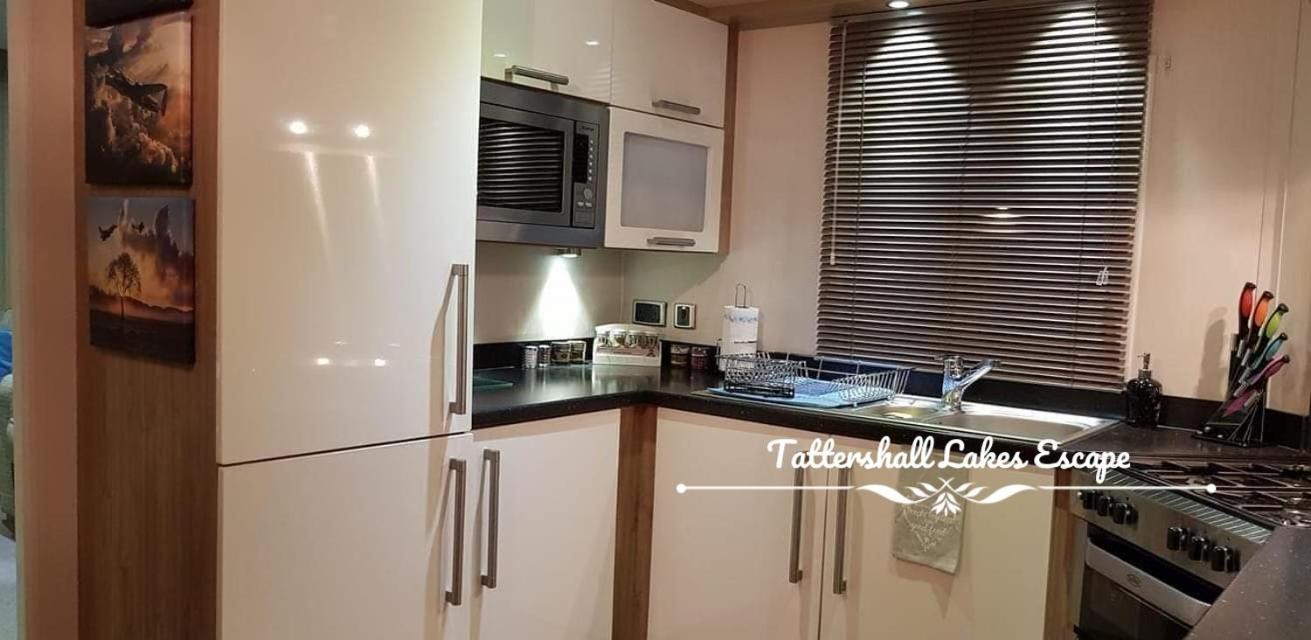 Meridian Tattershall Lakes Escape - Lakeside Lodge Caravan With A Fishing Peg Luxury Hot Tub Екстериор снимка