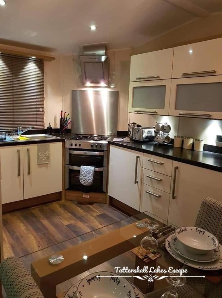 Meridian Tattershall Lakes Escape - Lakeside Lodge Caravan With A Fishing Peg Luxury Hot Tub Екстериор снимка