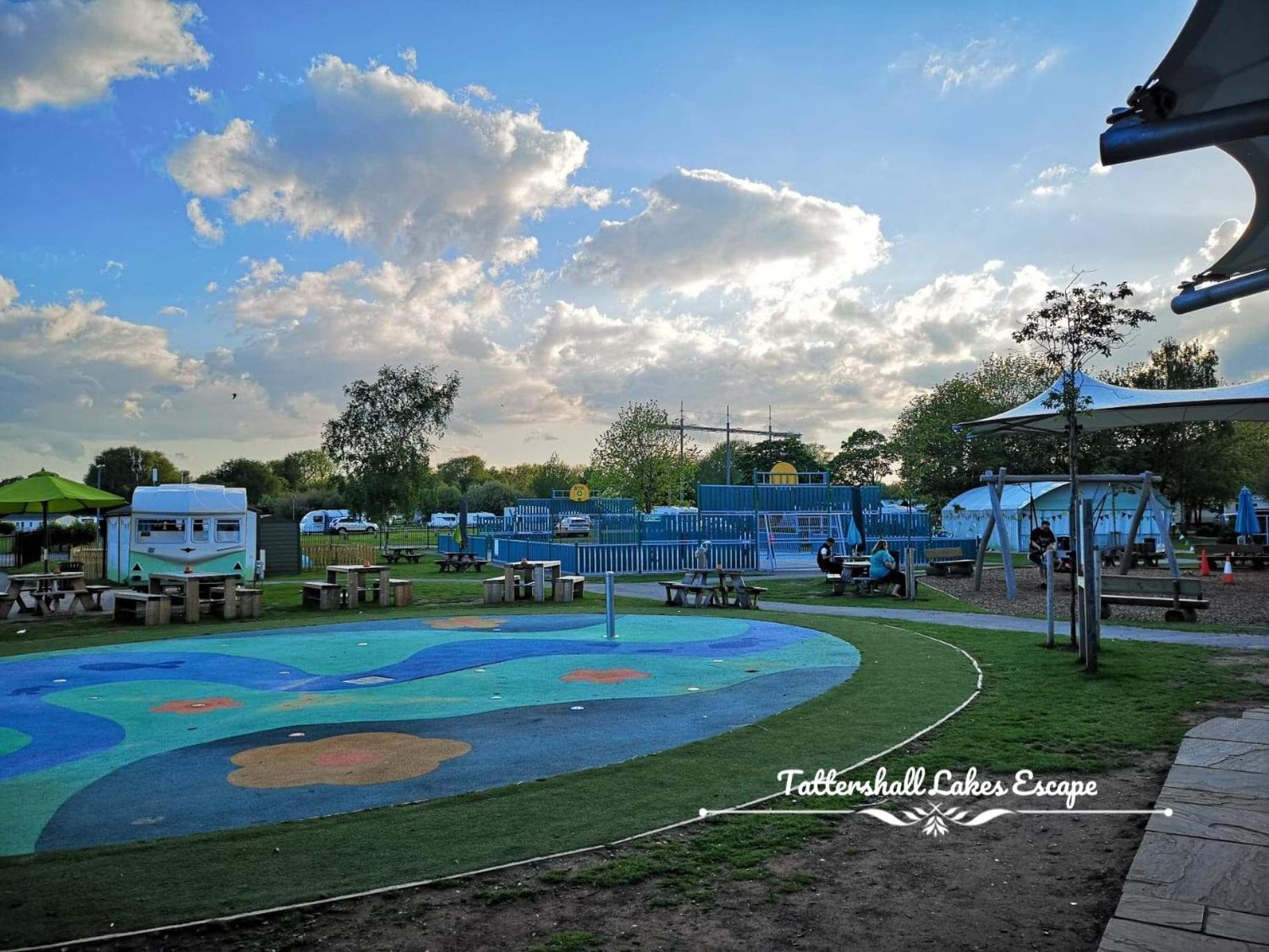 Meridian Tattershall Lakes Escape - Lakeside Lodge Caravan With A Fishing Peg Luxury Hot Tub Екстериор снимка
