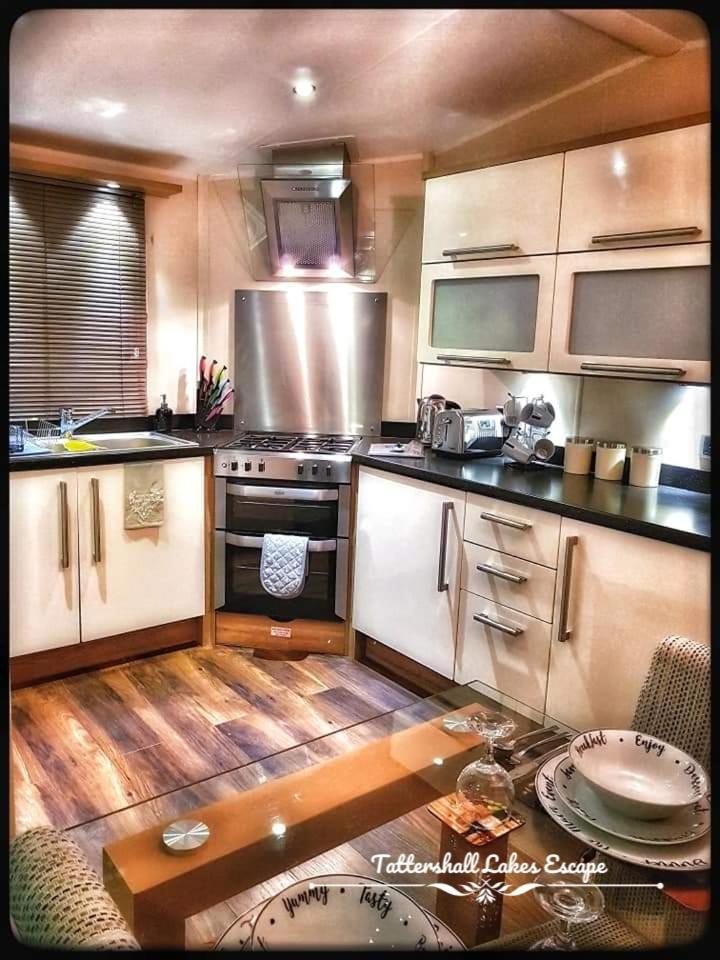 Meridian Tattershall Lakes Escape - Lakeside Lodge Caravan With A Fishing Peg Luxury Hot Tub Екстериор снимка