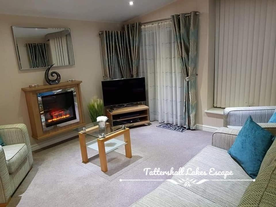Meridian Tattershall Lakes Escape - Lakeside Lodge Caravan With A Fishing Peg Luxury Hot Tub Екстериор снимка