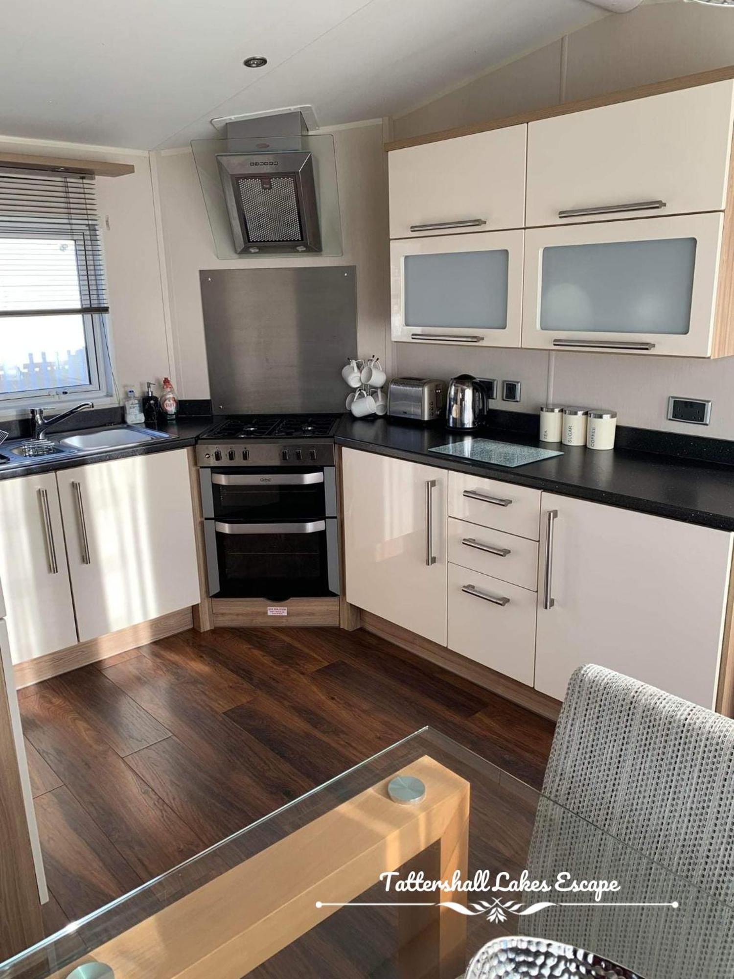 Meridian Tattershall Lakes Escape - Lakeside Lodge Caravan With A Fishing Peg Luxury Hot Tub Екстериор снимка