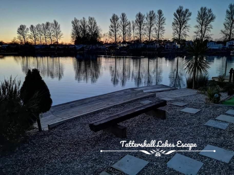 Meridian Tattershall Lakes Escape - Lakeside Lodge Caravan With A Fishing Peg Luxury Hot Tub Екстериор снимка