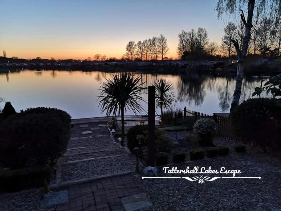 Meridian Tattershall Lakes Escape - Lakeside Lodge Caravan With A Fishing Peg Luxury Hot Tub Екстериор снимка