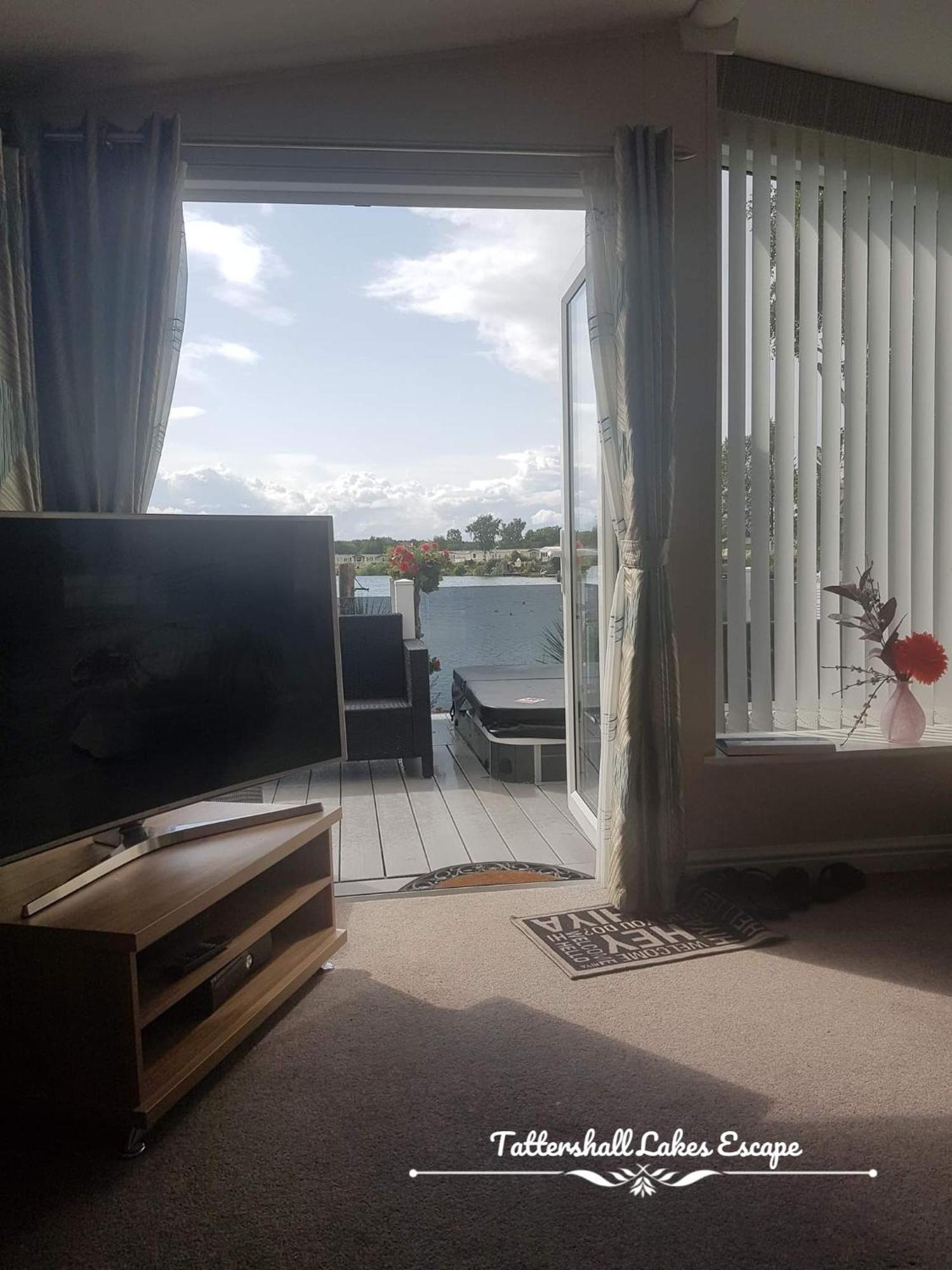 Meridian Tattershall Lakes Escape - Lakeside Lodge Caravan With A Fishing Peg Luxury Hot Tub Екстериор снимка