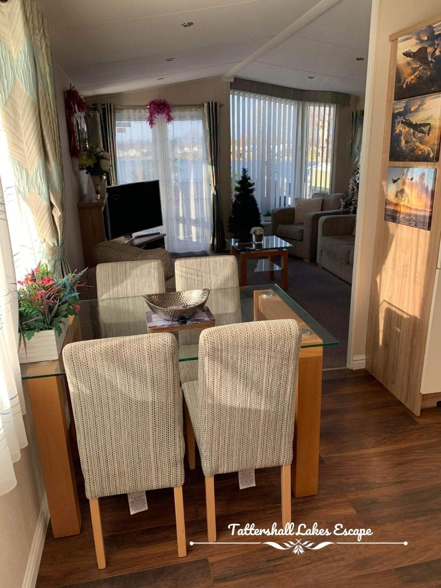 Meridian Tattershall Lakes Escape - Lakeside Lodge Caravan With A Fishing Peg Luxury Hot Tub Екстериор снимка