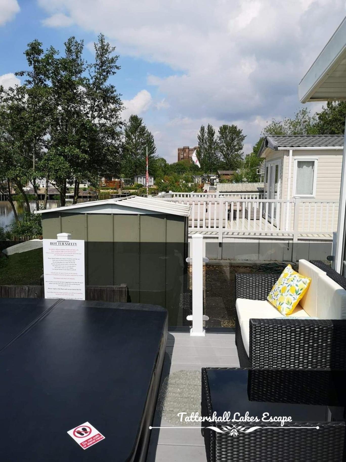 Meridian Tattershall Lakes Escape - Lakeside Lodge Caravan With A Fishing Peg Luxury Hot Tub Екстериор снимка