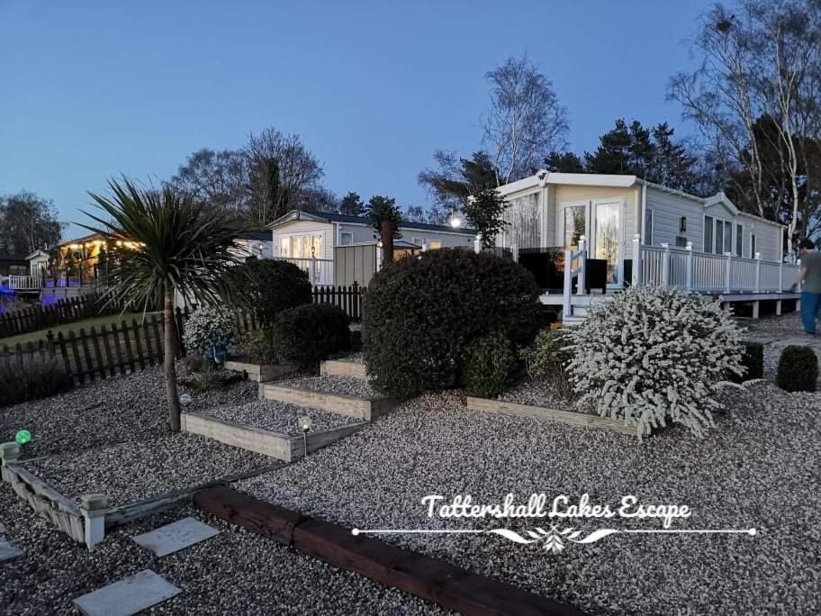 Meridian Tattershall Lakes Escape - Lakeside Lodge Caravan With A Fishing Peg Luxury Hot Tub Екстериор снимка