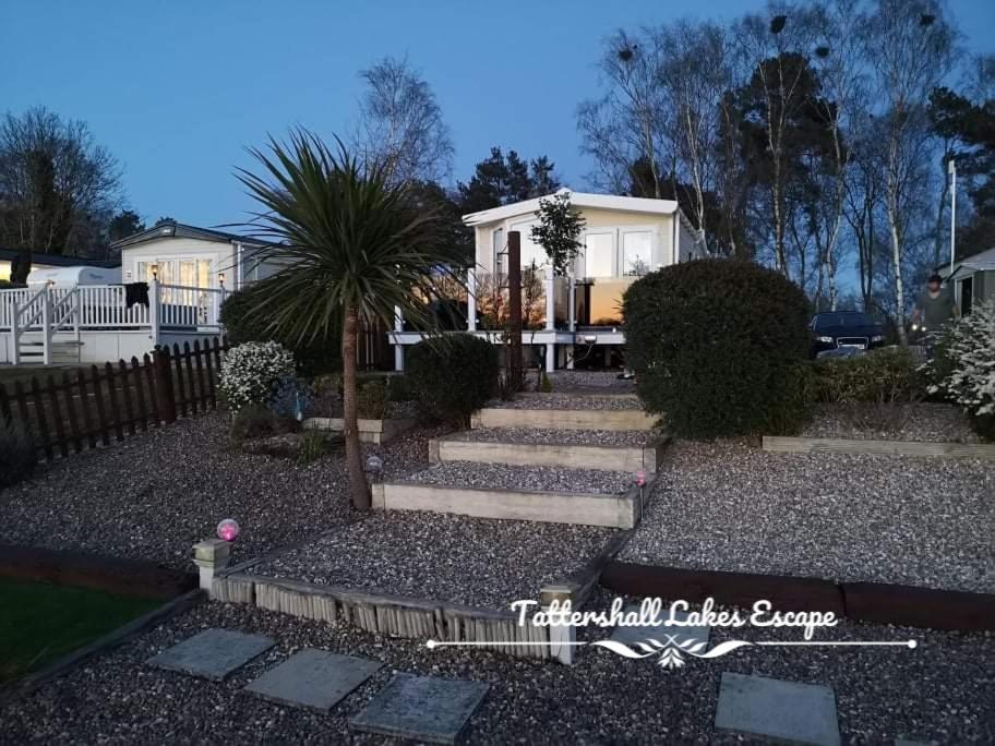 Meridian Tattershall Lakes Escape - Lakeside Lodge Caravan With A Fishing Peg Luxury Hot Tub Екстериор снимка