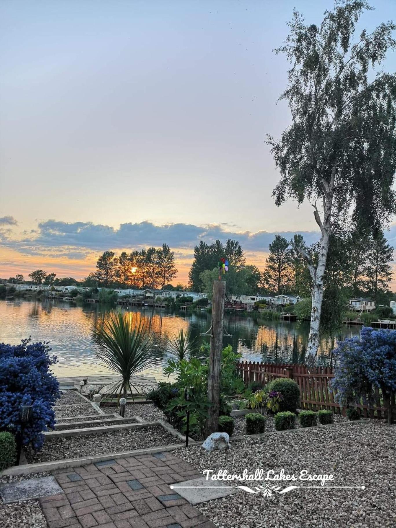 Meridian Tattershall Lakes Escape - Lakeside Lodge Caravan With A Fishing Peg Luxury Hot Tub Екстериор снимка