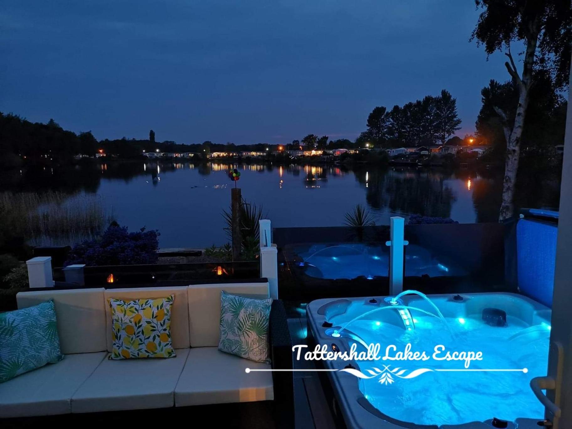 Meridian Tattershall Lakes Escape - Lakeside Lodge Caravan With A Fishing Peg Luxury Hot Tub Екстериор снимка