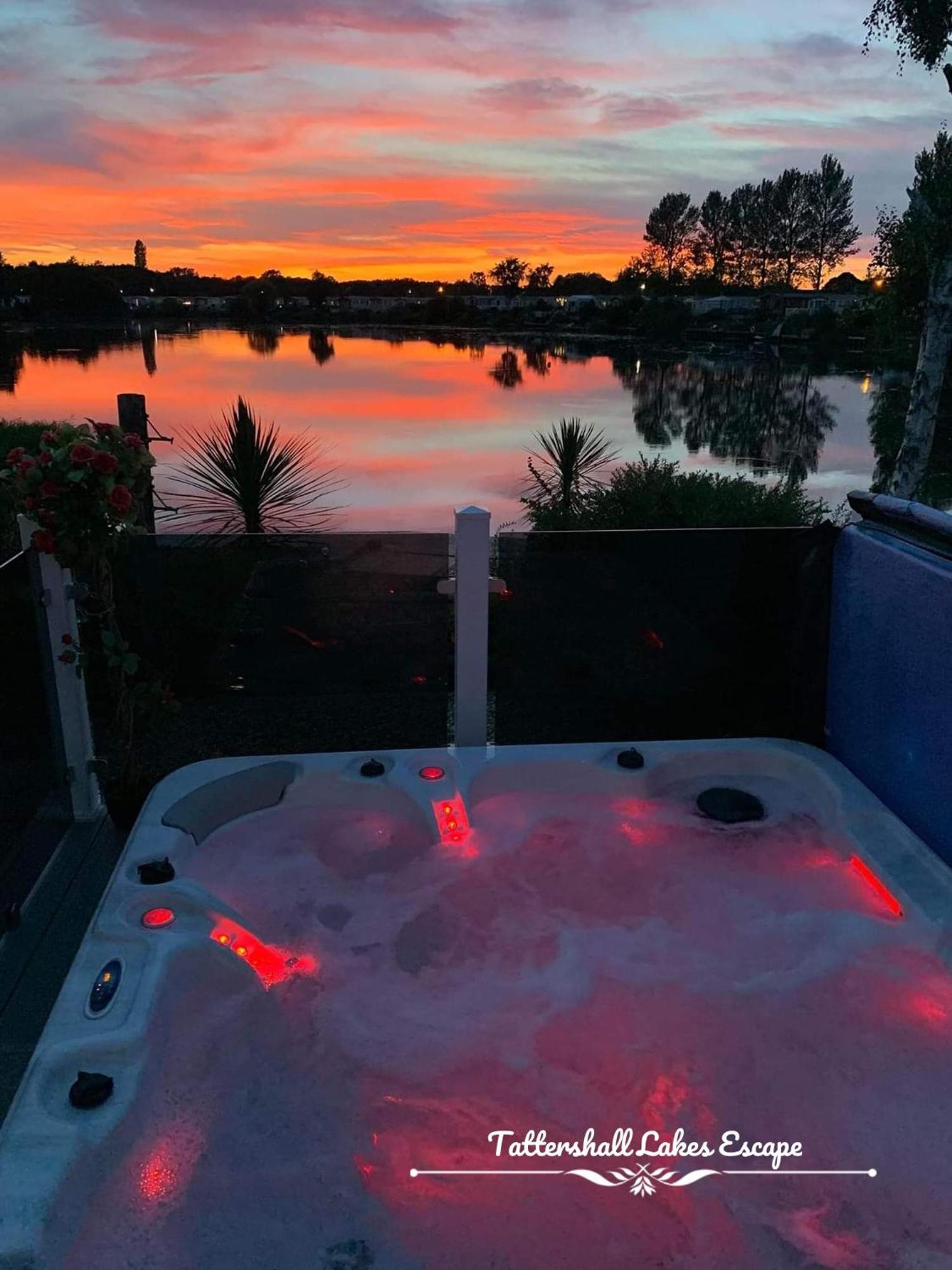 Meridian Tattershall Lakes Escape - Lakeside Lodge Caravan With A Fishing Peg Luxury Hot Tub Екстериор снимка