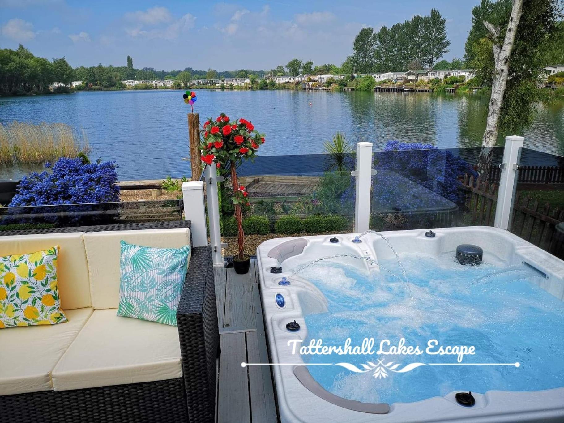 Meridian Tattershall Lakes Escape - Lakeside Lodge Caravan With A Fishing Peg Luxury Hot Tub Екстериор снимка